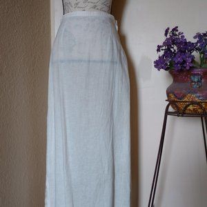 White linen shear skirt (no lining); side zipper; good contiion.